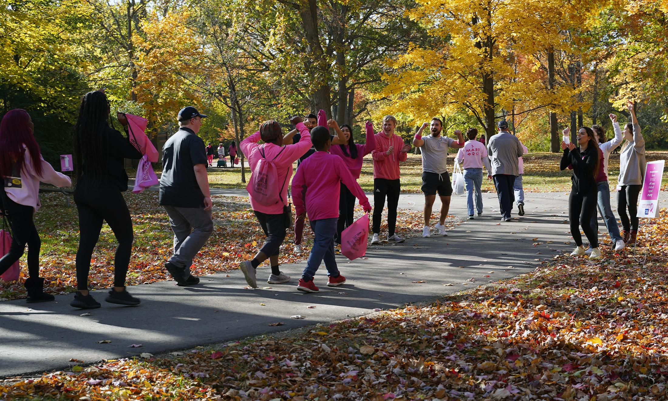图为2022年10月，学生们在“战胜乳腺癌”活动上的照片